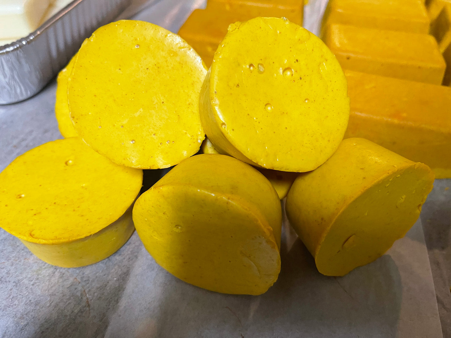 “Small Round” Organic Honey 🍯 & Turmeric Moisturizing Beauty Bar!