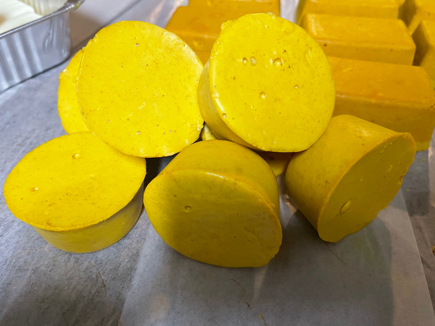 “Small Round” Organic Honey 🍯 & Turmeric Moisturizing Beauty Bar!